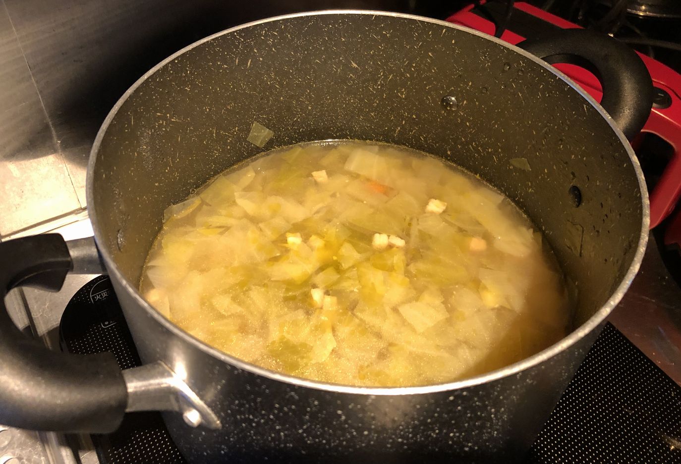 寒くなったので野菜たっぷりコンソメポトフを仕込みながら営業時間を考える