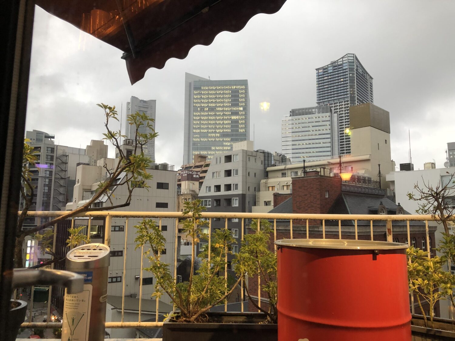 横浜は雨。エレベーターで行ったり来たりのお惚けでした。